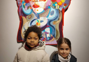 Dziewczynki stanęły przy ulubionym dziele