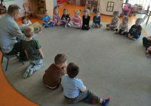 Tata Piotrusia czyta dzieciom książki