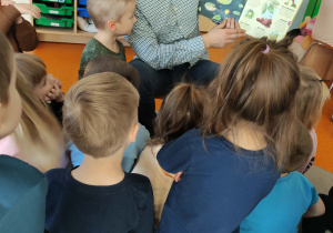 Tata Piotrusia czyta dzieciom książki