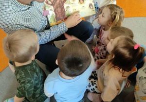 Tata Piotrusia czyta dzieciom książki