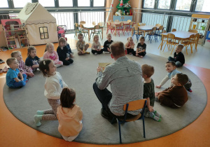 Tata Piotrusia czyta dzieciom książki