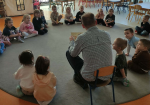 Tata Piotrusia czyta dzieciom książki