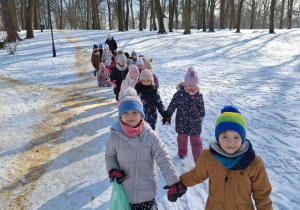 Dzieci spacerują w parku