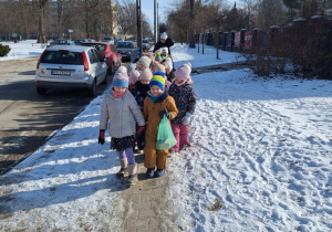 Dzieci wyruszają na wycieczkę do parku