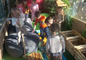 Oj, zaraz ktoś wpadnie do wody!