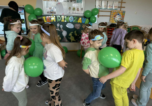 taniec z jajkiem dinozaura