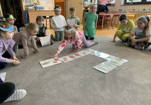 Rybki układają dinozaurowe domino