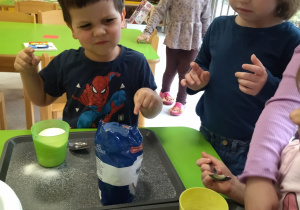 dzieci poznają smak soli