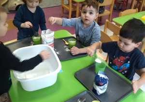 dzieci przesypują sól i mąkę do pojemników