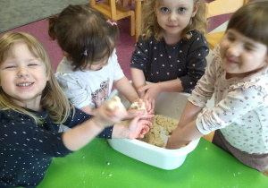 mieszanie w misce z masą solną