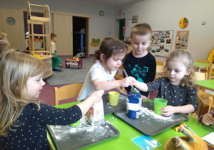 przesypywanie soli i mąki