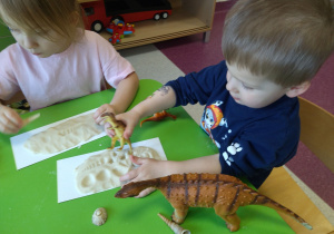 odciskanie śladów dinozaura