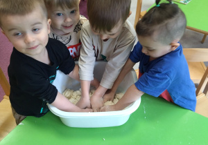 mieszanie w misce składników na masę