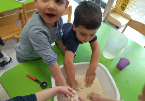 dzieci ugniatają masę solną
