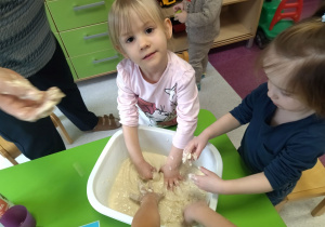 dzieci przygotowują masę w misce