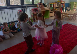 Mateusz daje prezent dziewczynkom.