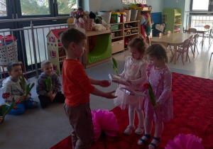 Michaił obdarowuje Polę i Dilarę