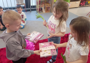 Arsen z prezentami dla dwóch Marcelinek