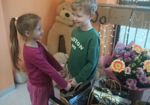 Oskar wręcza prezent Laurze