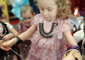 Anastazja wybiera biżuterię