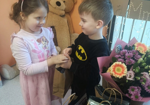 Ksawery wręcza prezent Zosi