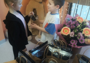 Benio wręcza prezent Hani