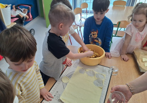 Chłopcy mieszają owoce z cynamonem.