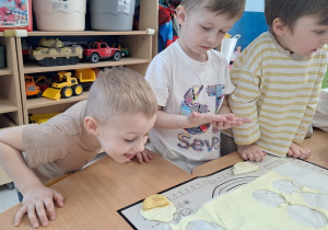 Arsen i jego ciasteczko.