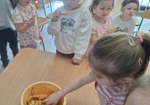 Degustacja owoców z cynamonem.