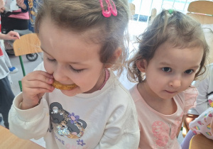 Widać, że owoce smakują dziwecznkom.