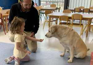 Dilarka karmi Zumę.