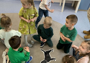 Czarny piesek z kawałków ułożony przez dzieci.