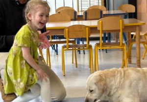 Zuma kłania się uśmiechniętej Laurze.