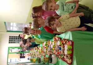 Przedszkolaki i stoły zastawione zdrowymi przekąskami.