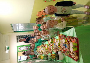 Przedszkolaki i stoły zastawione zdrowymi przekąskami.