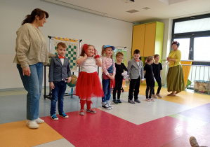 Zakończenie występu. Wszystkie dzieci na scenie.