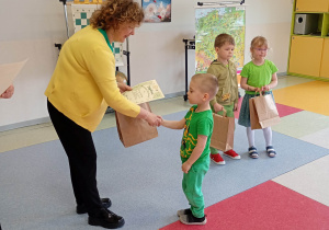 Pani Dyrektor wręcza nagrodę za udział w konkursie.