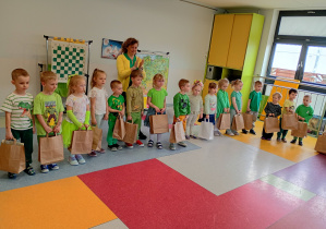 Pani Dyrektor wraz z nagrodzonymi dziećmi.