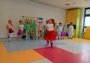 Dzieci śpiewają piosenkę.