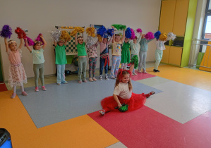 Dzieci śpiewają piosenkę.