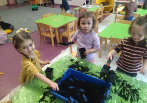 wsypywanie ziemi do doniczek