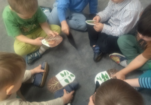 chłopcy oglądają ilustracje