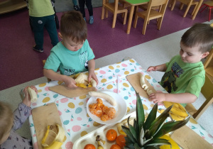 dzieci same kroją owoce