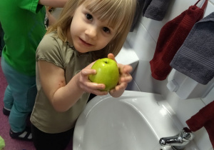 dziewczynka z jabłkiem