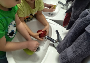 mycie owoców w łazience