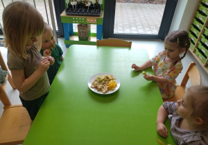 dzieci przygotowują koreczki