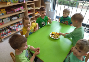 przygotowywanie koreczków z owoców