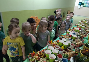 dzieci oglądają zdrowe potrawy