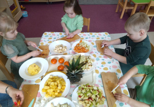 dzieci pracują przy stole