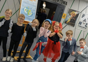 dzieci z kółka teatralnego przed konkursem